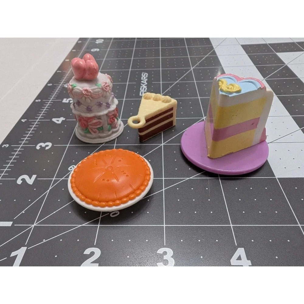 Fashion Doll Pies cakes vtg & modern lot of 4 plastic pvc small 1 to 2 inch toy‎